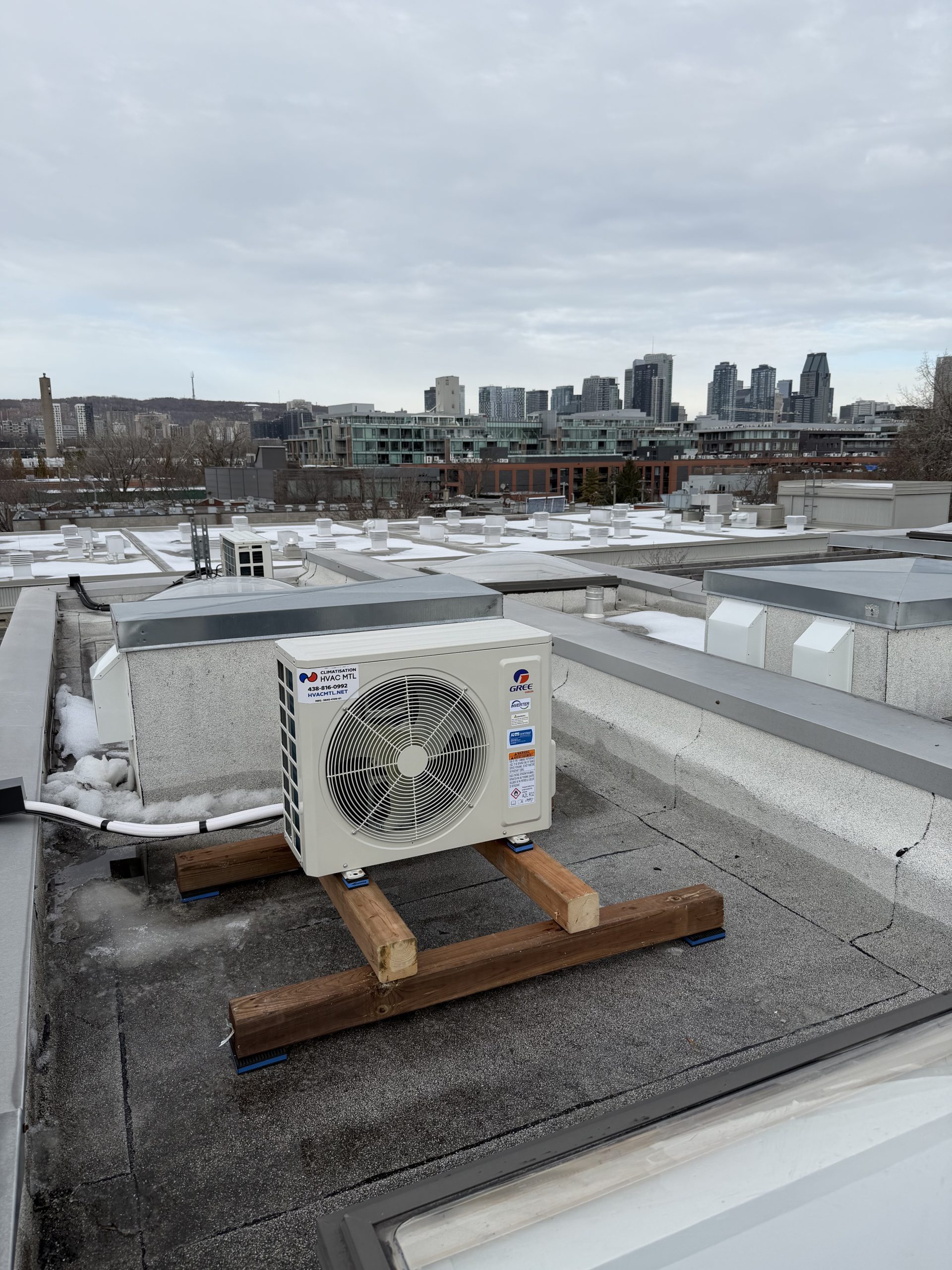 Installation d’une thermopompe murale GREE Vita 12 000 BTU dans Pointe-St-Charles, Montréal