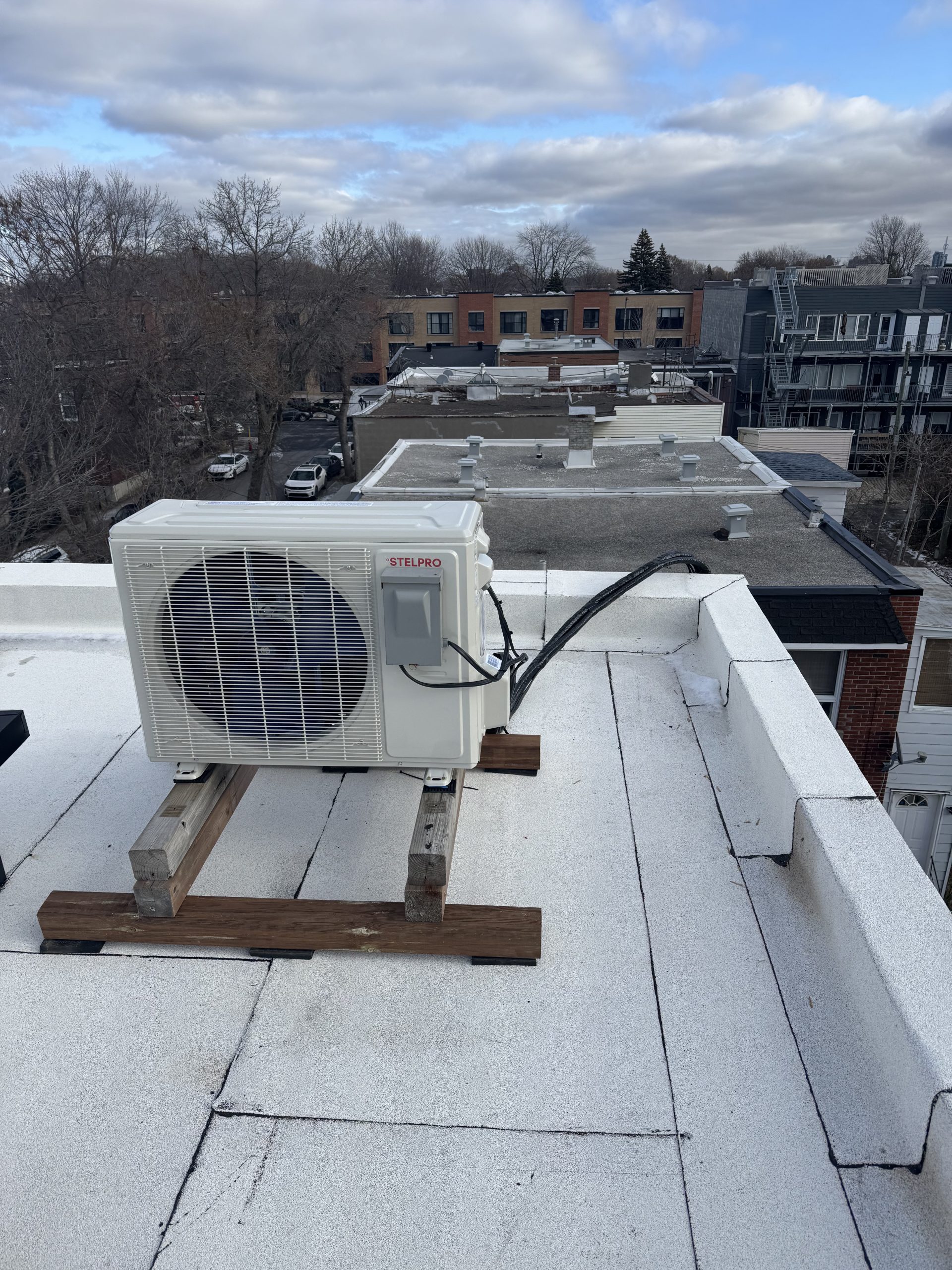 Installation d’une thermopompe murale STELPRO Pro B 18 000 BTU à Ville-Émard, Montréal
