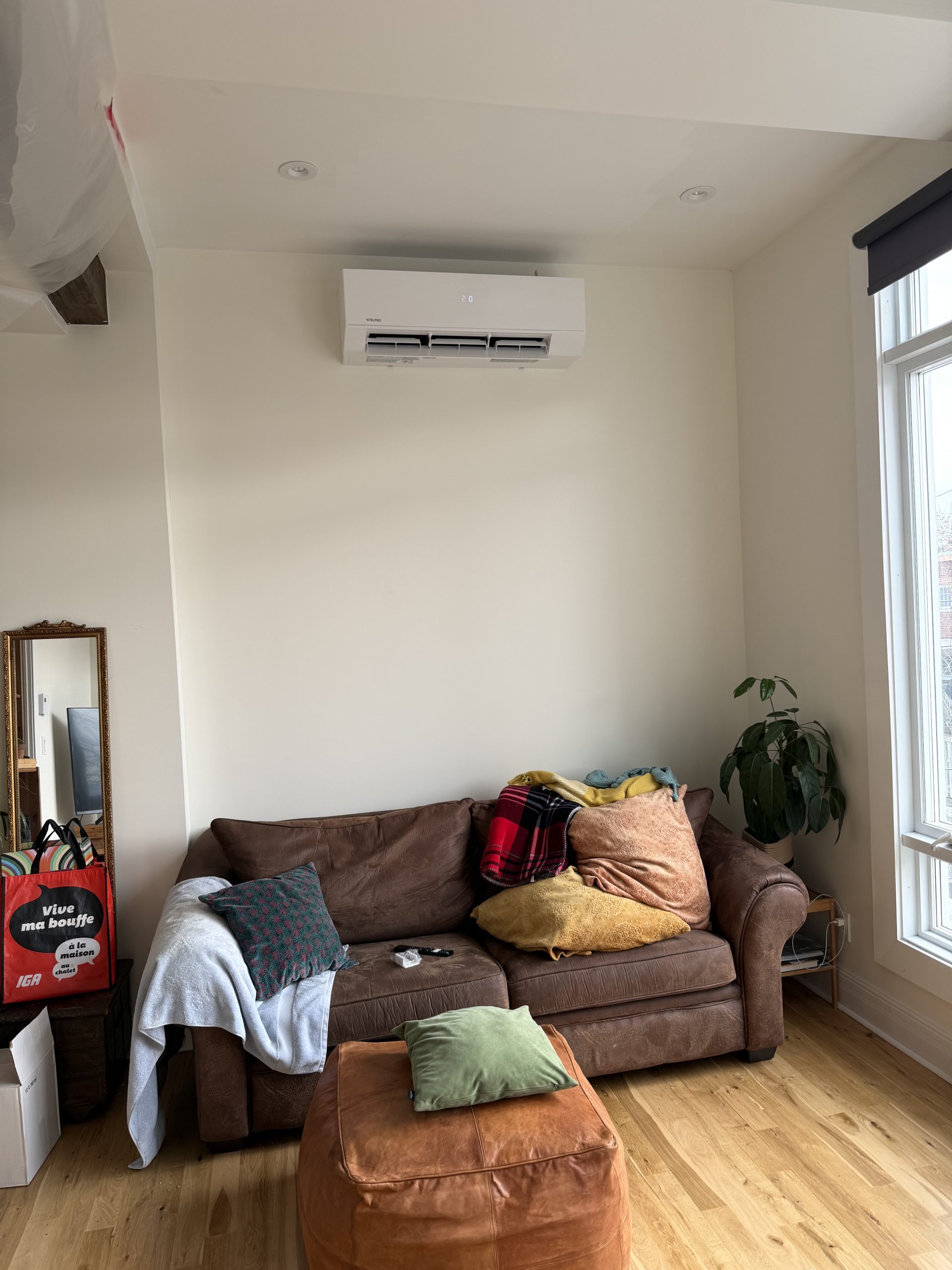 Installation d’une thermopompe murale STELPRO Pro B 18 000 BTU à Ville-Émard, Montréal — photo 2