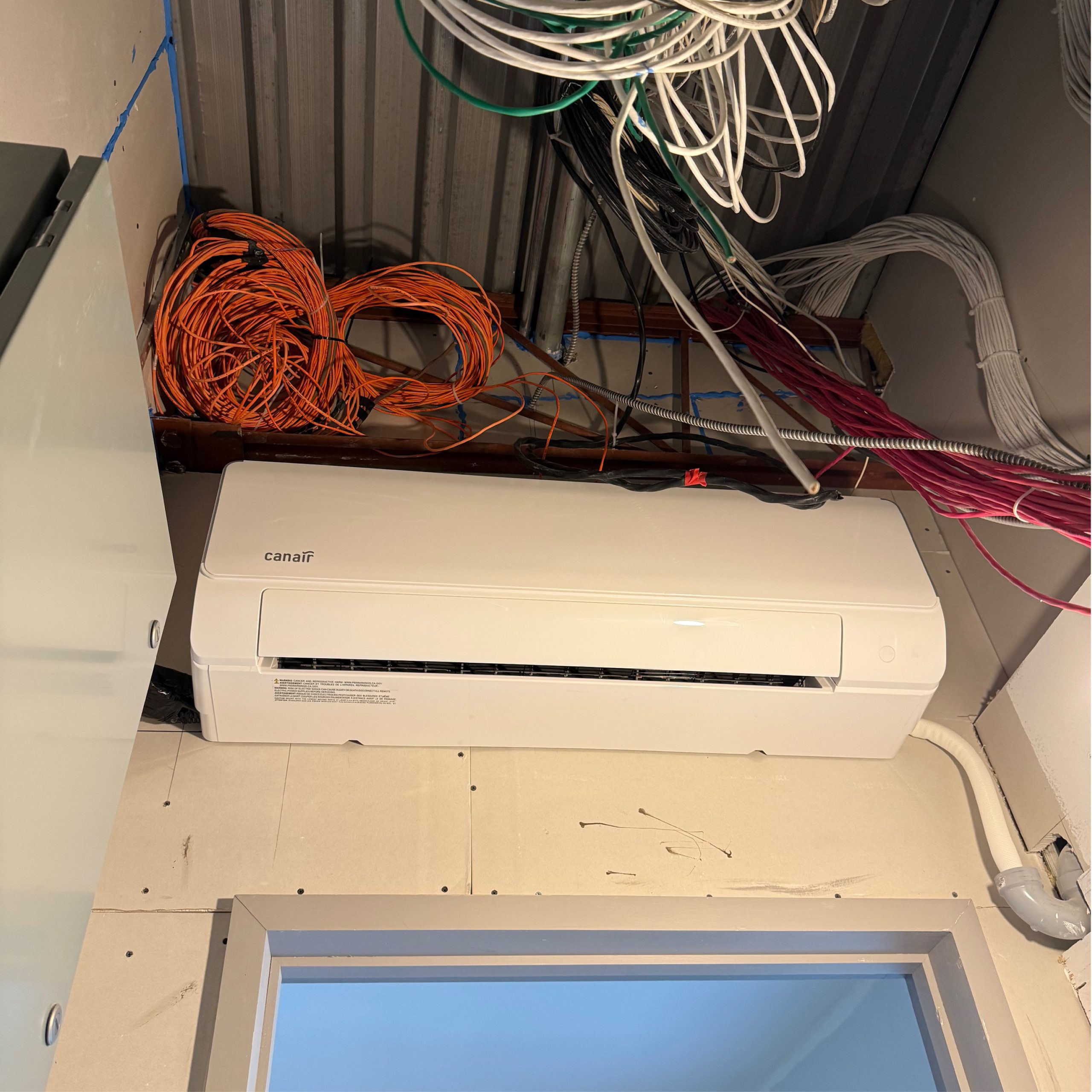 Installation commerciale d&rsquo;une thermopompe dans une salle électrique à Rosemont — photo 2