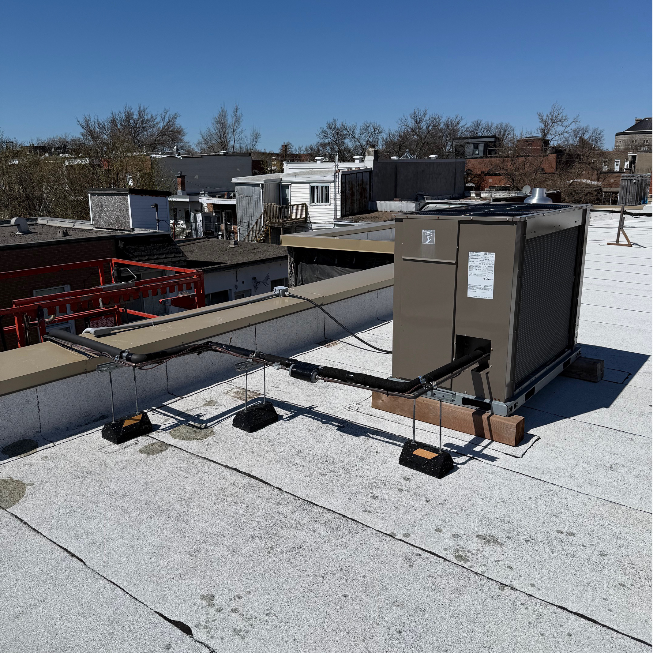 Modification du passage de tuyauterie – Climatiseur commercial 120 000 BTU à Rosemont — photo 3