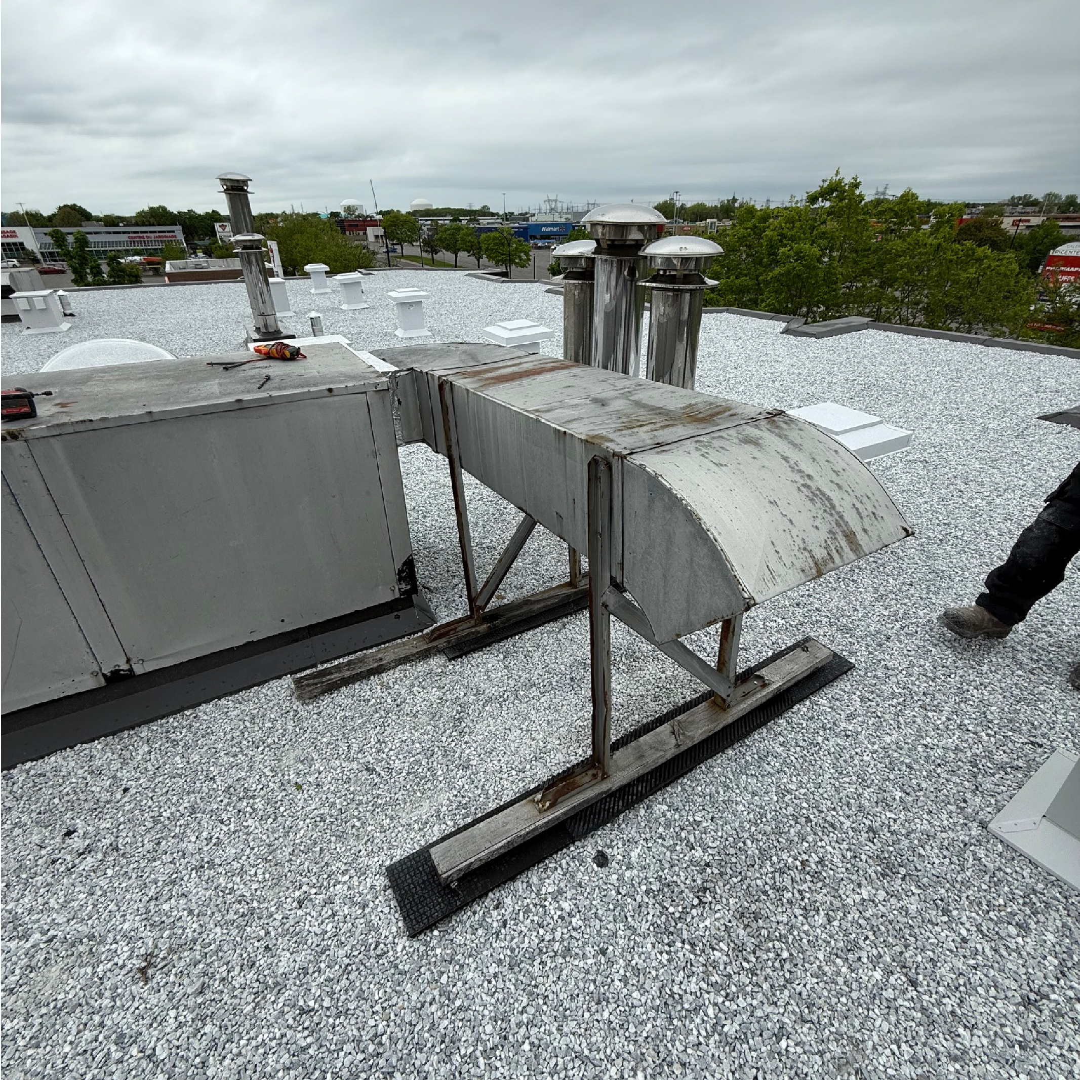 Retrait et réinstallation d’un conduit de ventilation – Toiture d’un immeuble à condos à Tétreaultville