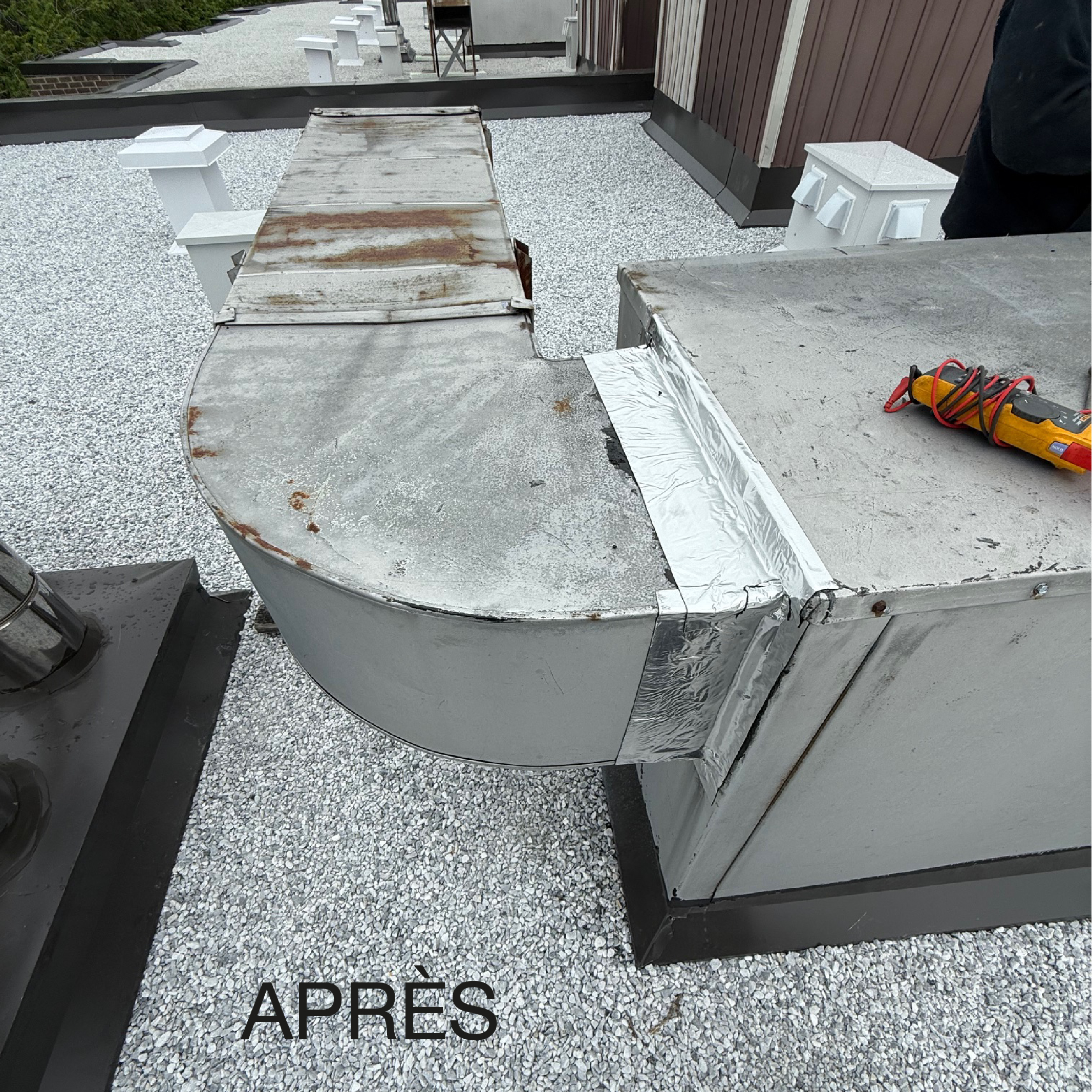 Retrait et réinstallation d’un conduit de ventilation – Toiture d’un immeuble à condos à Tétreaultville — photo 3