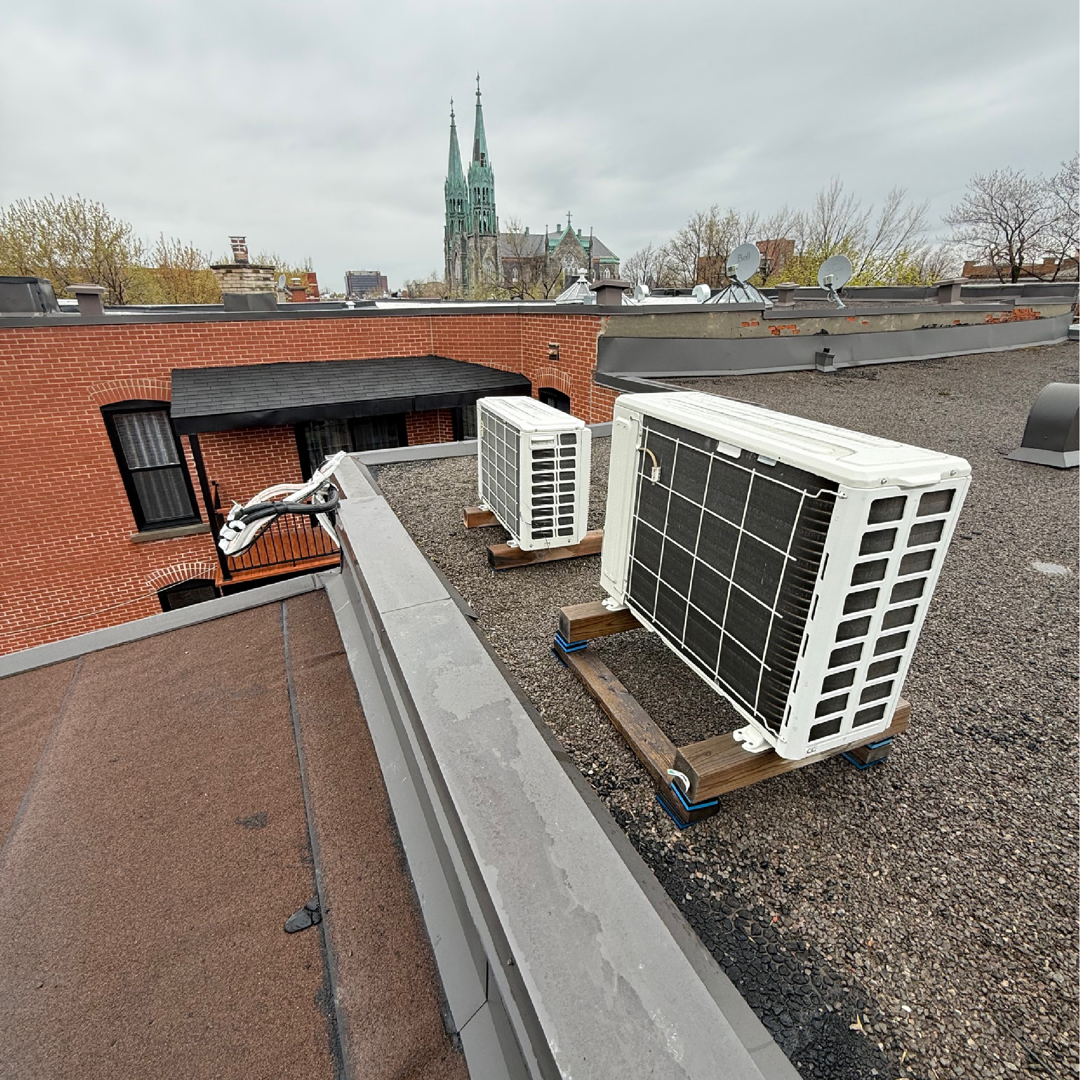 Déconnexion et réinstallation de climatiseurs – Réfection de toiture à Montréal — photo 2