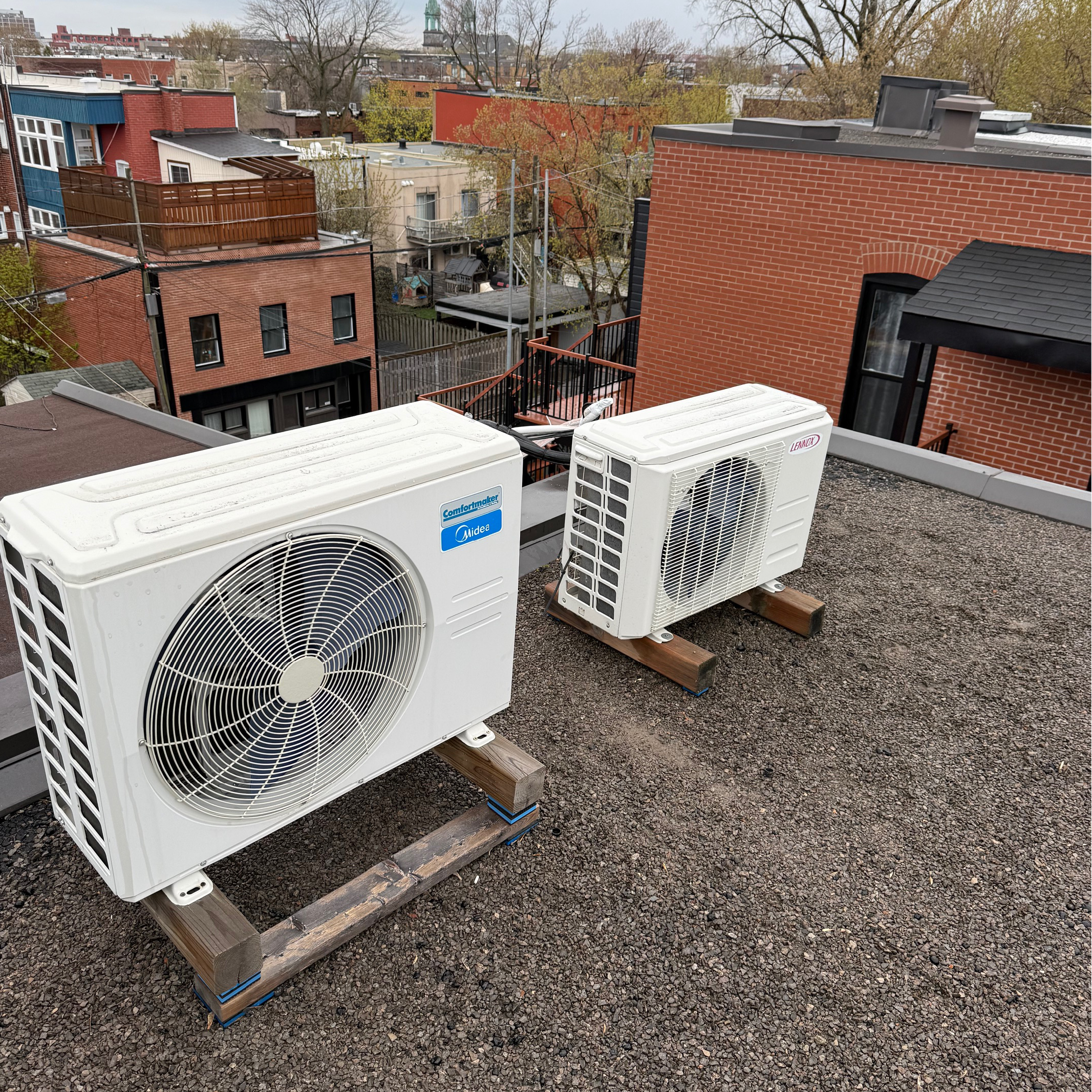 Déconnexion et réinstallation de climatiseurs – Réfection de toiture à Montréal