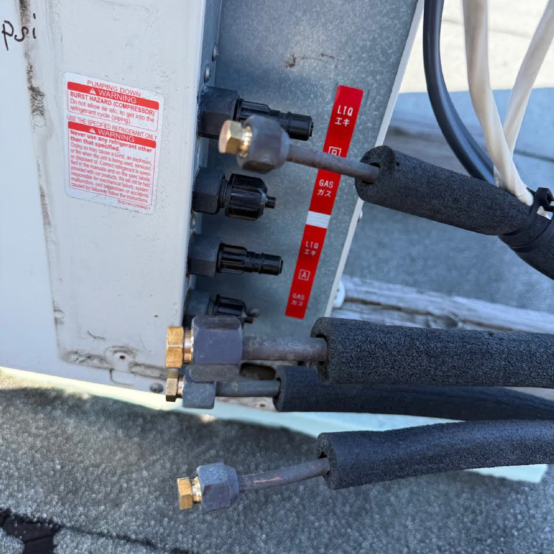 Débranchement et rebranchement de climatiseurs sur la toiture en vue de travaux — photo 2