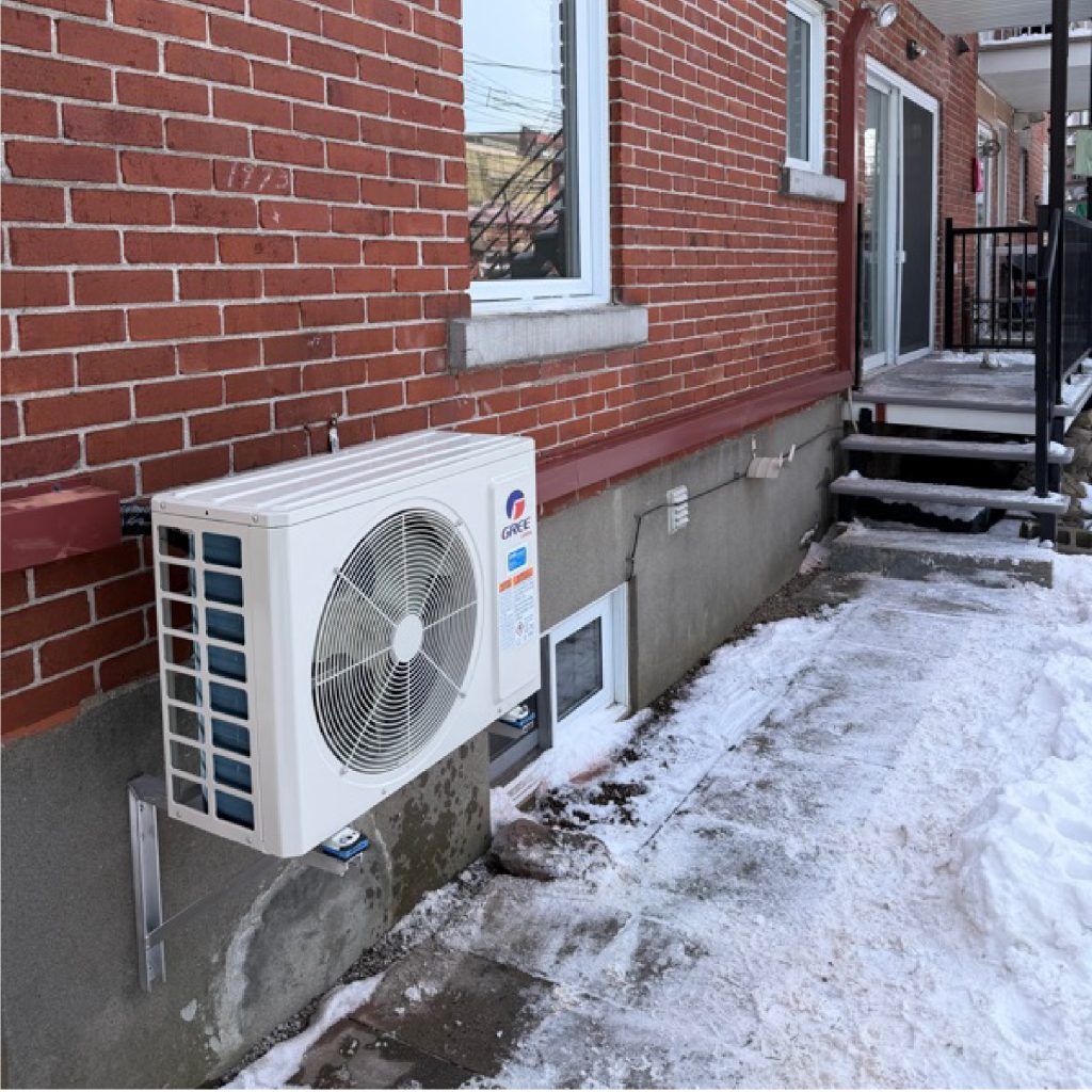 Unité extérieure de thermopompe dégagée de la neige à Ville-Émard