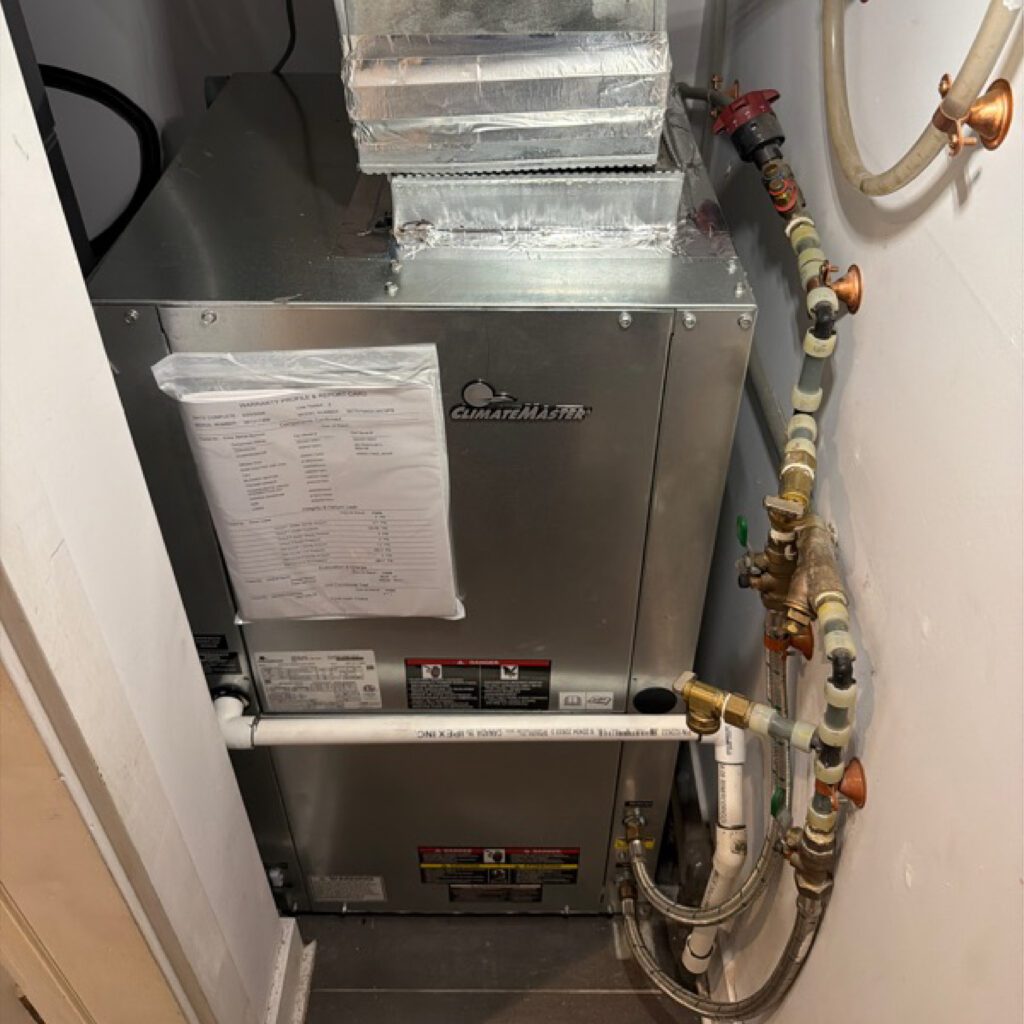 Remplacement d’une thermopompe à l’eau de 15 000 BTU dans une tour à condos de Griffintown