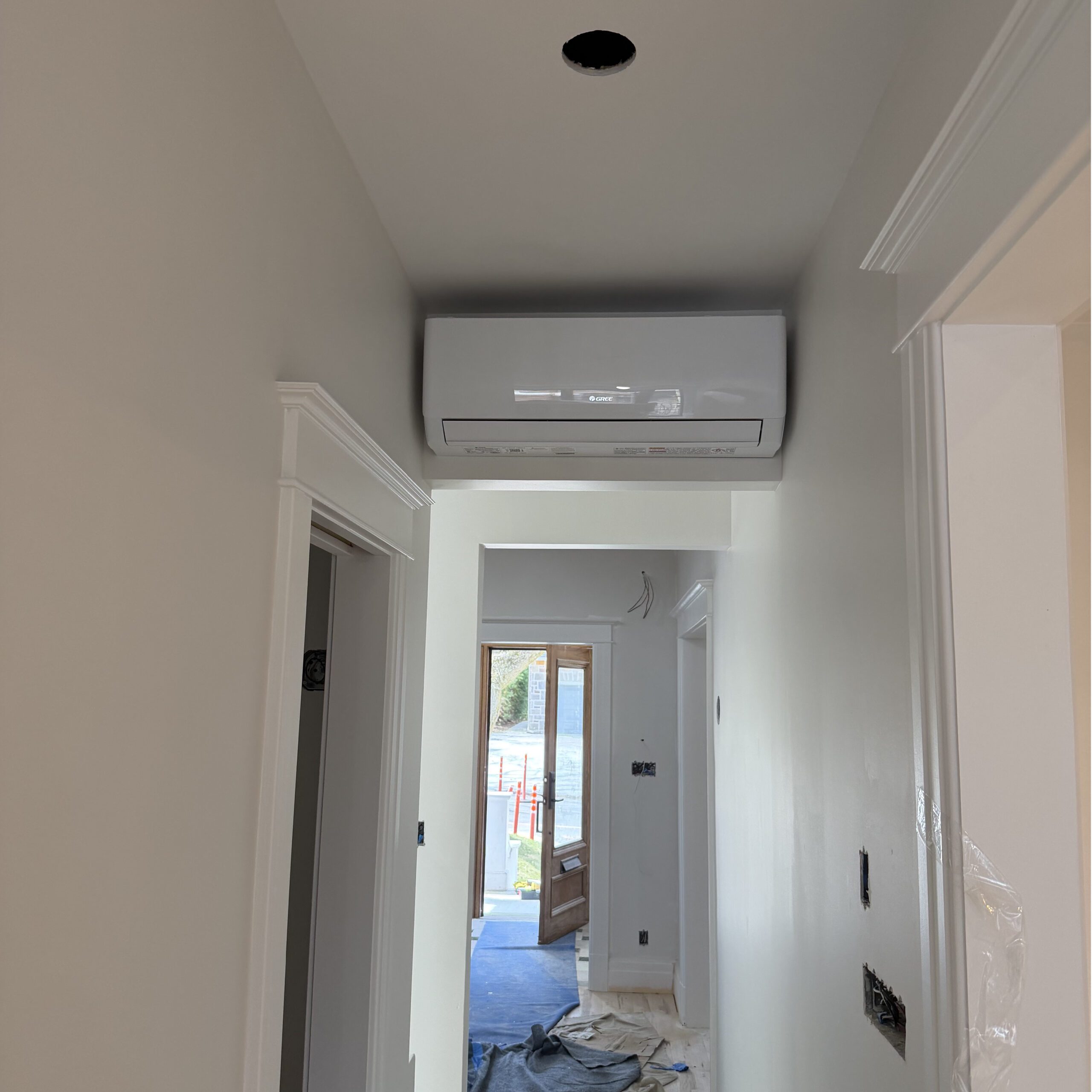 Installation d&rsquo;une thermopompe GREE Viréo 12 000 BTU à Outremont — photo 2
