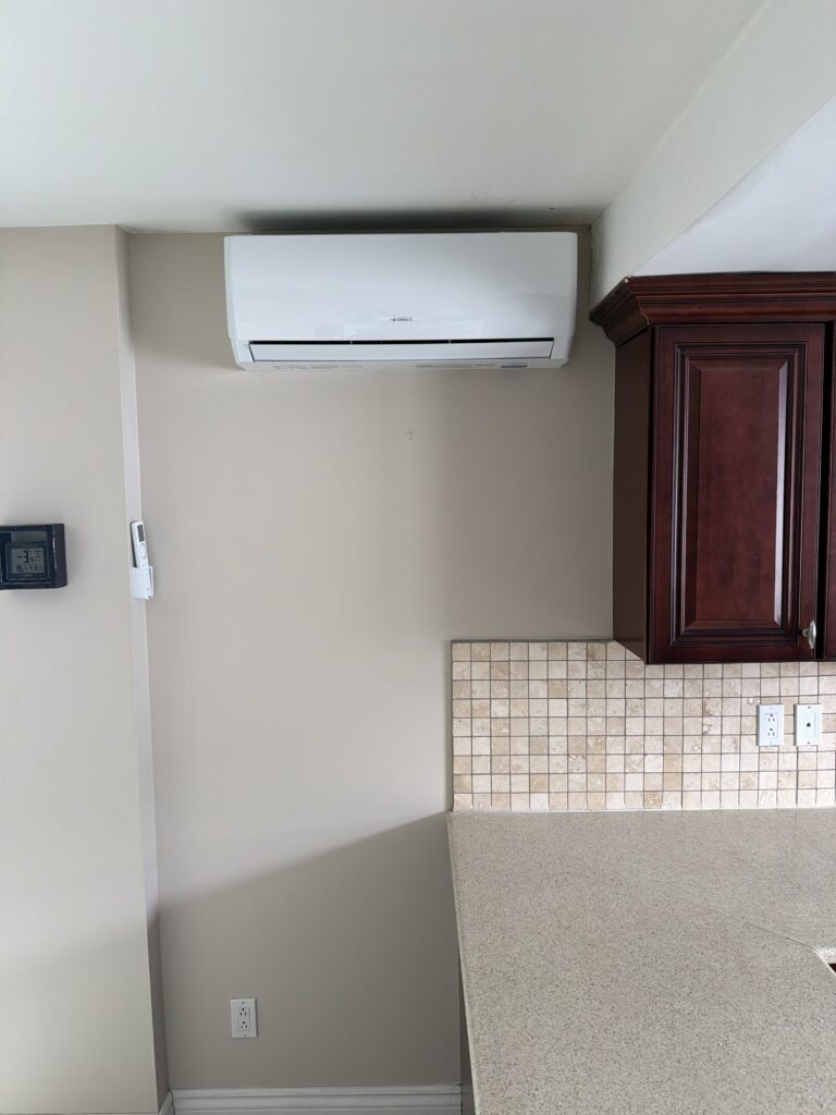 Thermopompe murale Gree Crossover 12 000 BTU installée dans une cuisine à Longueuil