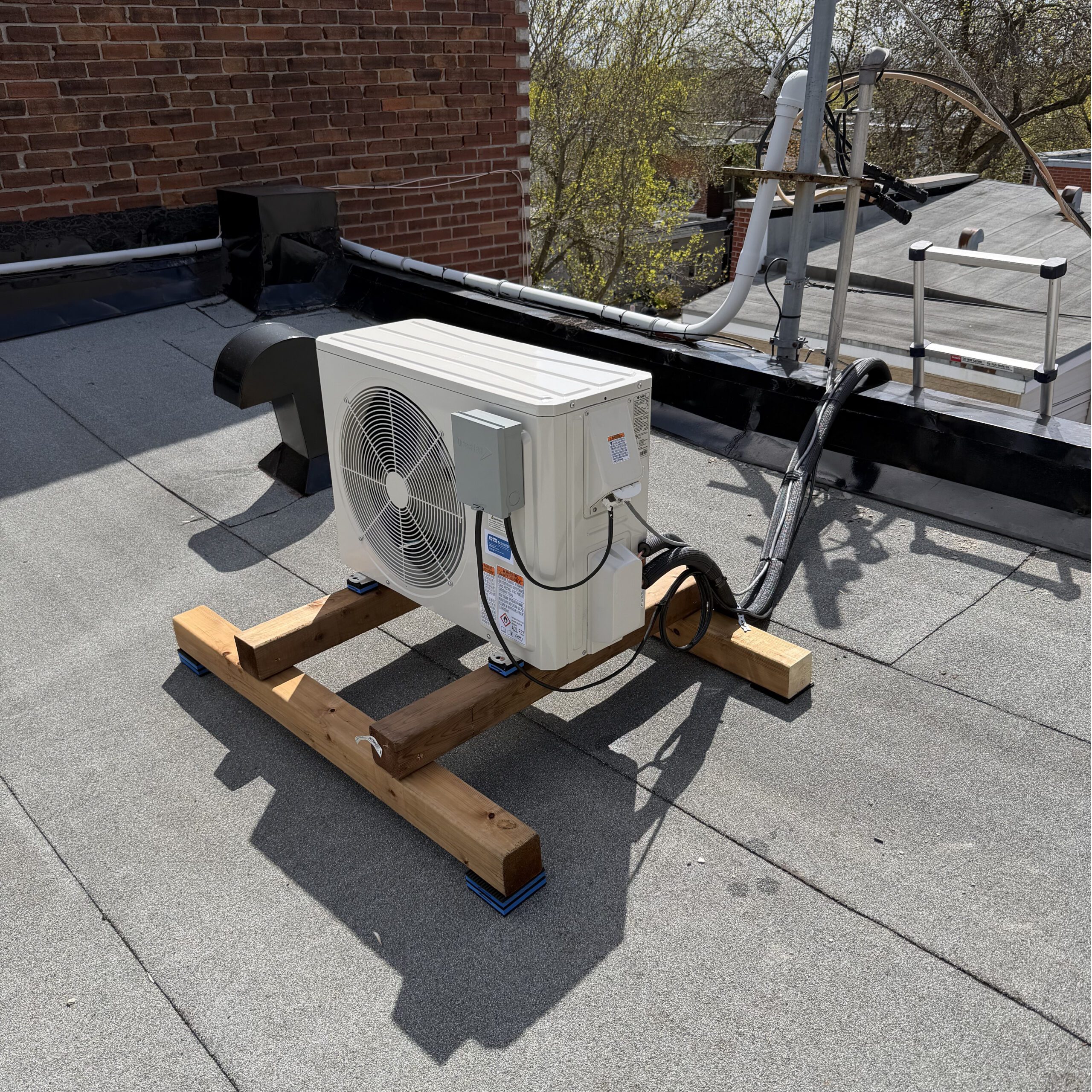 Installation d&rsquo;une thermopompe GREE Crossover 12 000 BTU à Ville Émard, Montréal