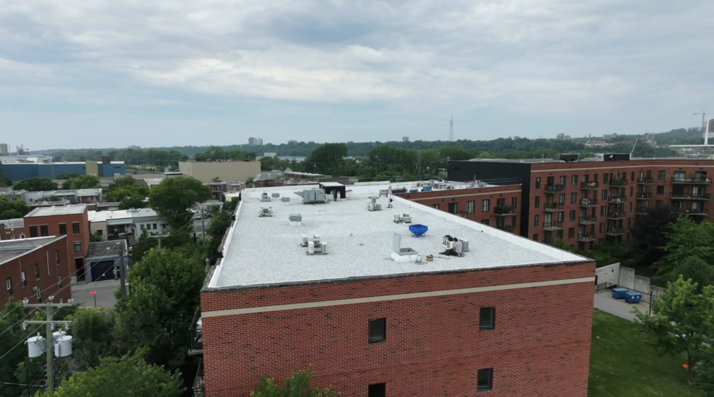 Débranchement et rebranchement de 31 thermopompes pour un projet de réfection de toiture à Côte-Saint-Paul