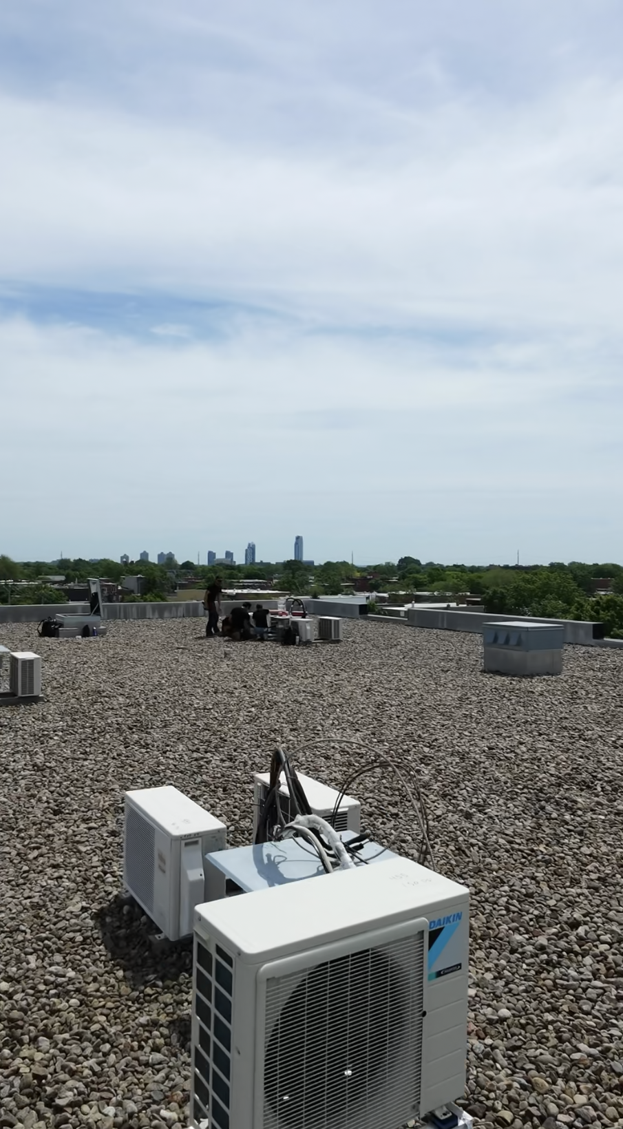 Débranchement et rebranchement de 31 thermopompes pour un projet de réfection de toiture à Côte-Saint-Paul — photo 2