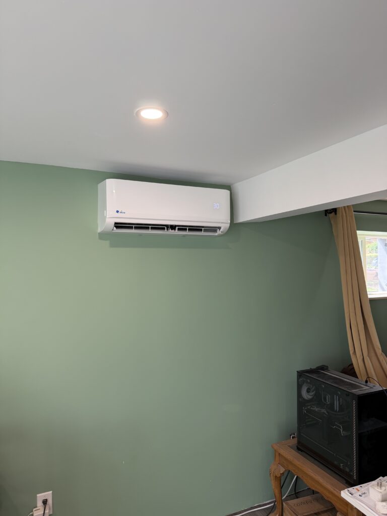 Thermopompe murale Elios 12 000 BTU installée dans une maison de Laval