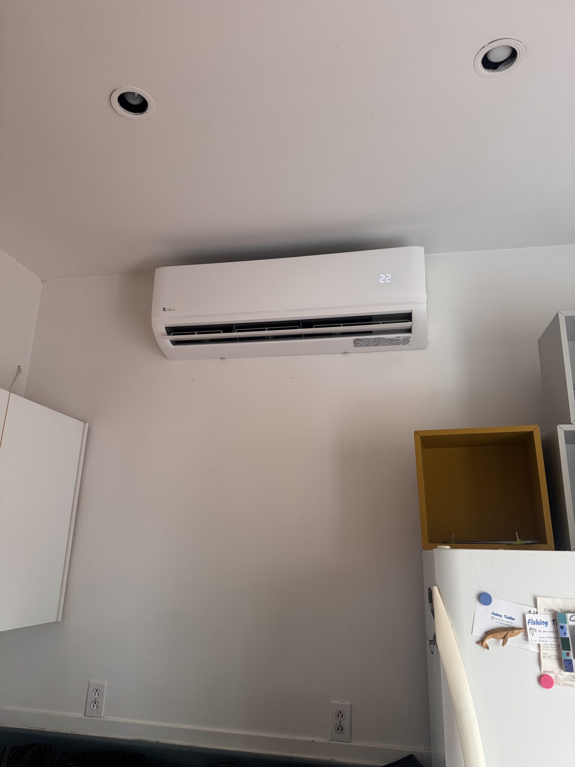 Installation of an ELIOS 12,000 BTU heat pump in Ville Émard, Montreal — photo 2