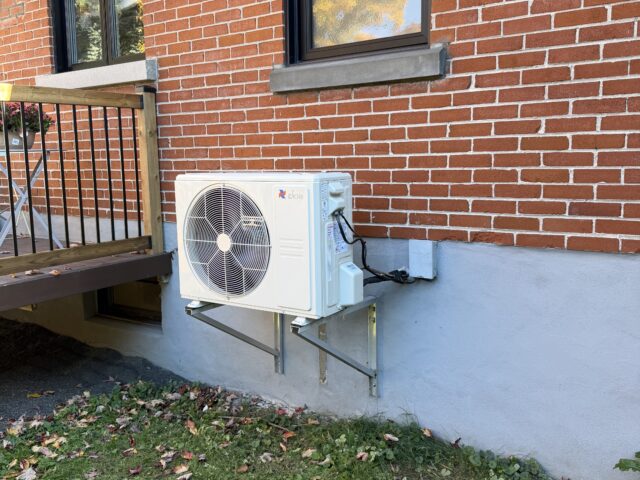 Installation d’une thermopompe centrale ELIOS 24 000 BTU à Ville St-Laurent, Montréal — photo 3